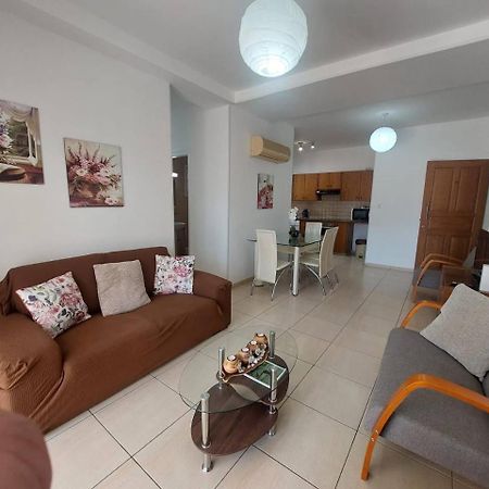Sunny 2 Bedroom Larnaca Center Luaran gambar