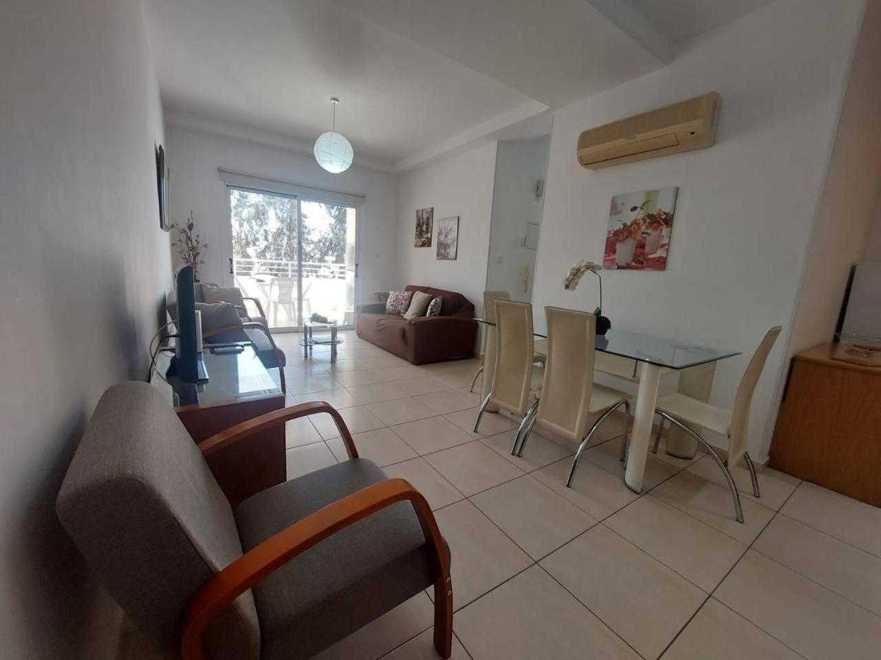 Sunny 2 Bedroom Larnaca Center Luaran gambar